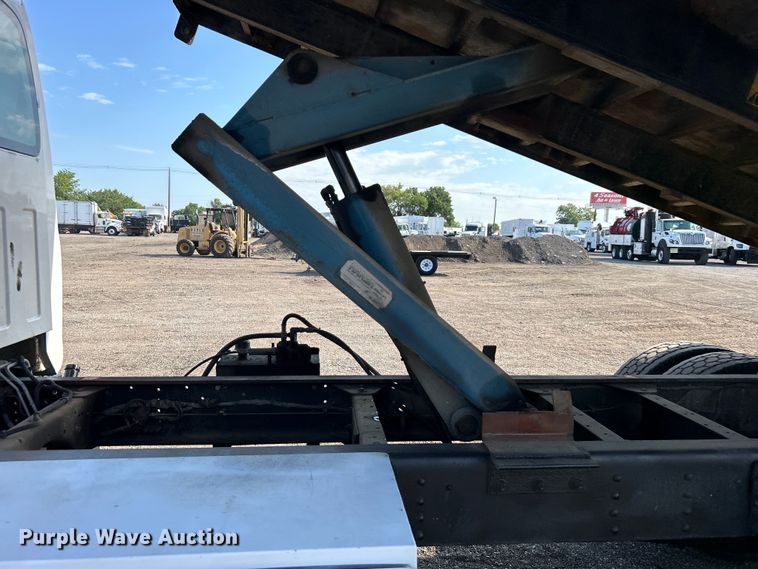 image for item EG0735 2007 Chevrolet  C6500 dump truck