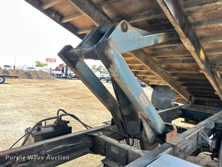 image for item EG0735 2007 Chevrolet  C6500 dump truck