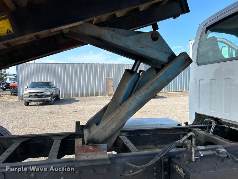 image for item EG0735 2007 Chevrolet  C6500 dump truck