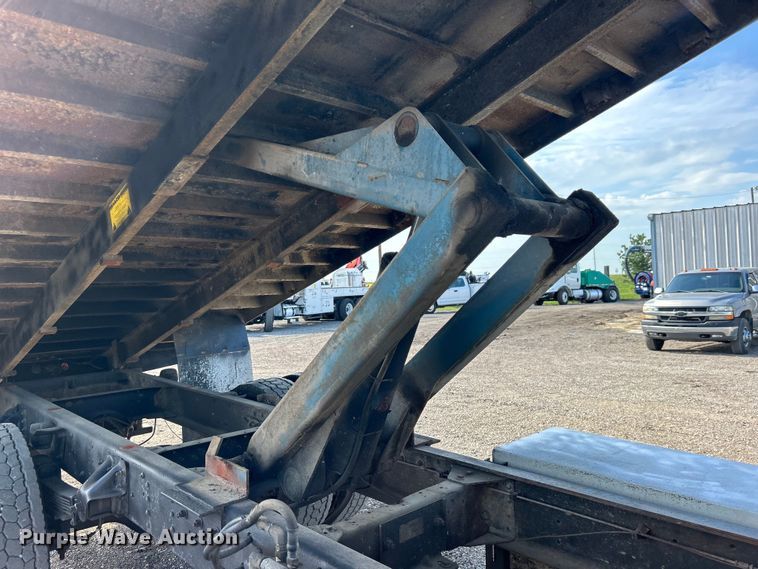 image for item EG0735 2007 Chevrolet  C6500 dump truck