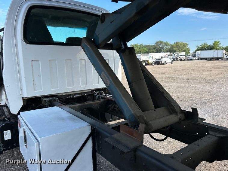 image for item EG0735 2007 Chevrolet  C6500 dump truck