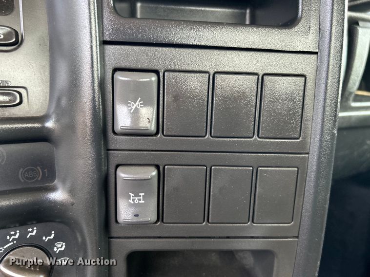 image for item EG0735 2007 Chevrolet  C6500 dump truck