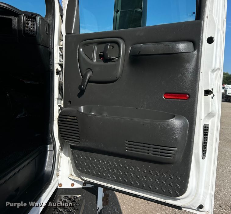 image for item EG0735 2007 Chevrolet  C6500 dump truck