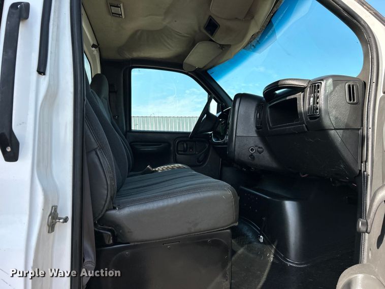 image for item EG0735 2007 Chevrolet  C6500 dump truck