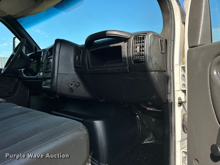 image for item EG0735 2007 Chevrolet  C6500 dump truck