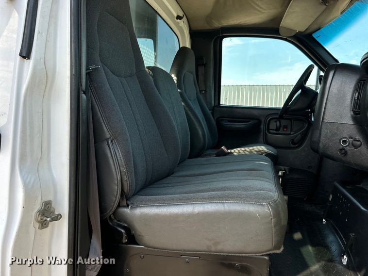 image for item EG0735 2007 Chevrolet  C6500 dump truck