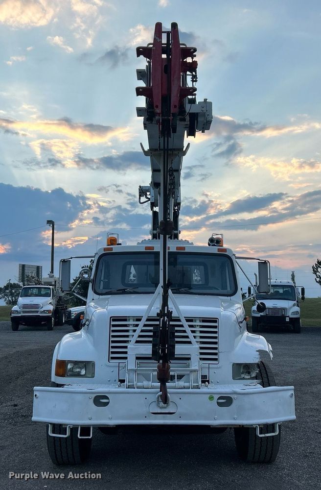 image for item EG1000 1998 International  4900 crane truck