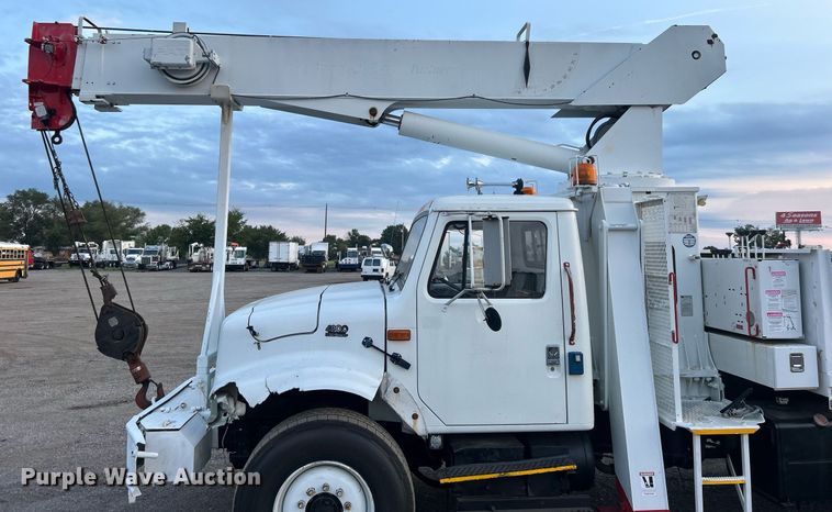 image for item EG1000 1998 International  4900 crane truck