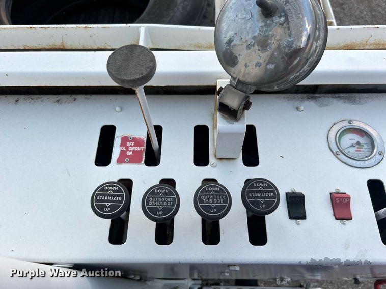 image for item EG1000 1998 International  4900 crane truck