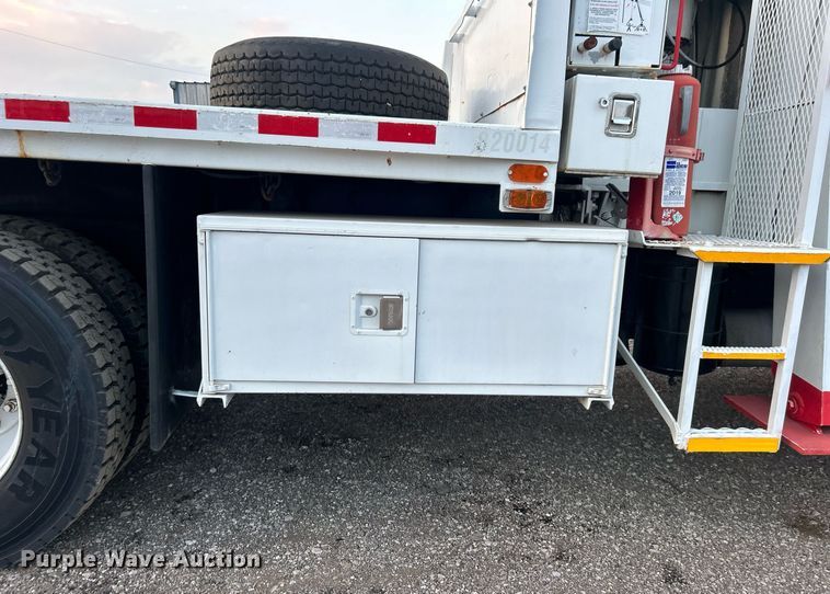 image for item EG1000 1998 International  4900 crane truck