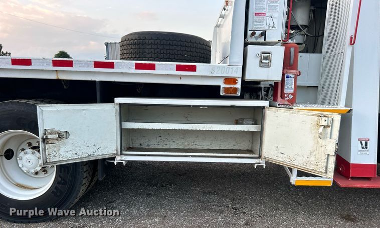 image for item EG1000 1998 International  4900 crane truck