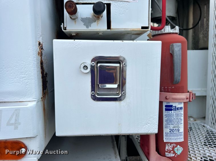 image for item EG1000 1998 International  4900 crane truck