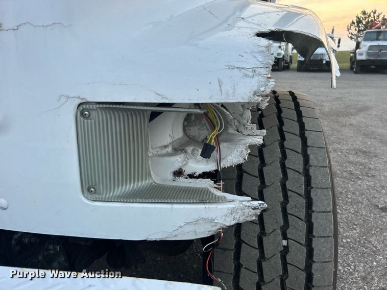 image for item EG1000 1998 International  4900 crane truck