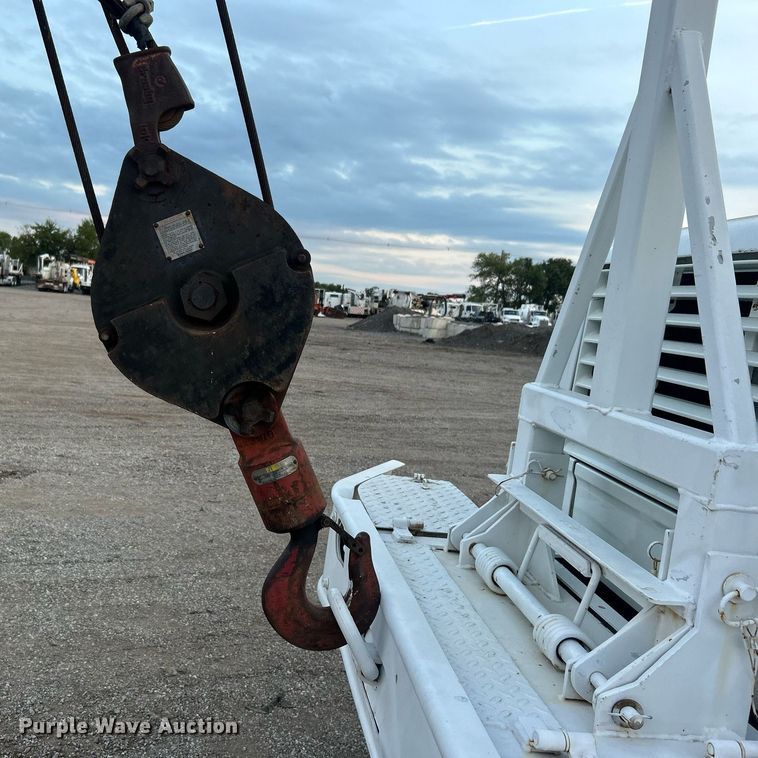 image for item EG1000 1998 International  4900 crane truck