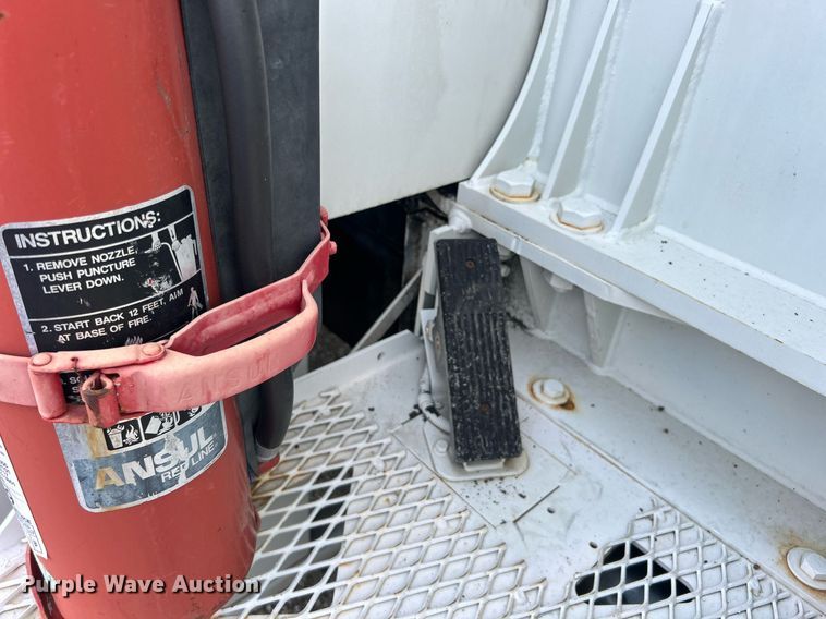 image for item EG1000 1998 International  4900 crane truck