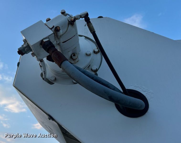 image for item EG1000 1998 International  4900 crane truck