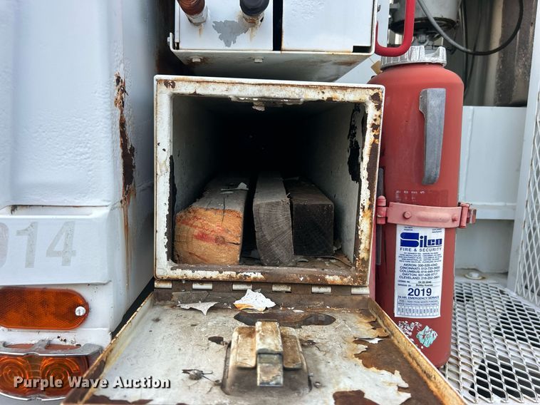 image for item EG1000 1998 International  4900 crane truck