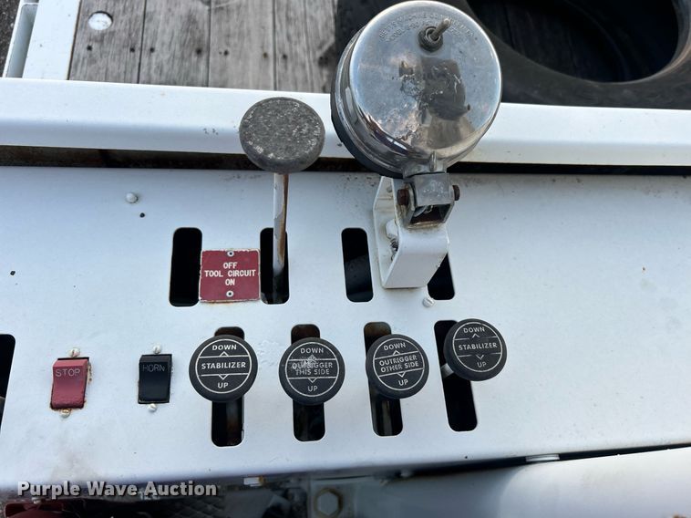 image for item EG1000 1998 International  4900 crane truck