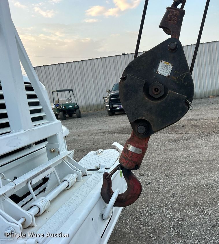 image for item EG1000 1998 International  4900 crane truck