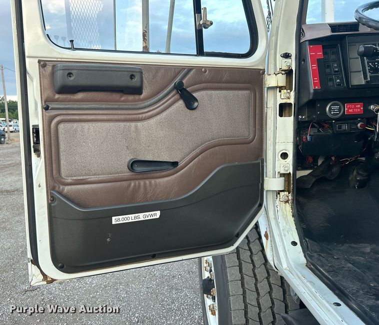 image for item EG1000 1998 International  4900 crane truck