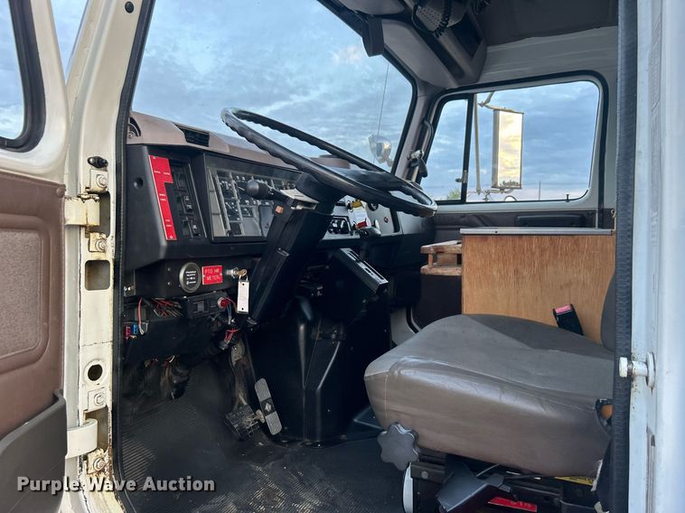 image for item EG1000 1998 International  4900 crane truck