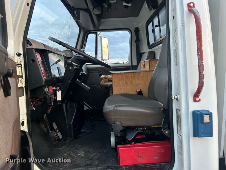 image for item EG1000 1998 International  4900 crane truck