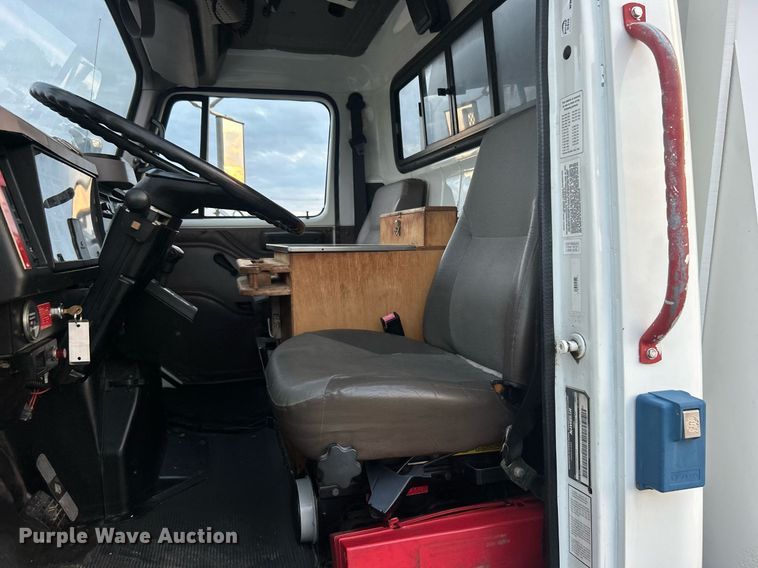 image for item EG1000 1998 International  4900 crane truck