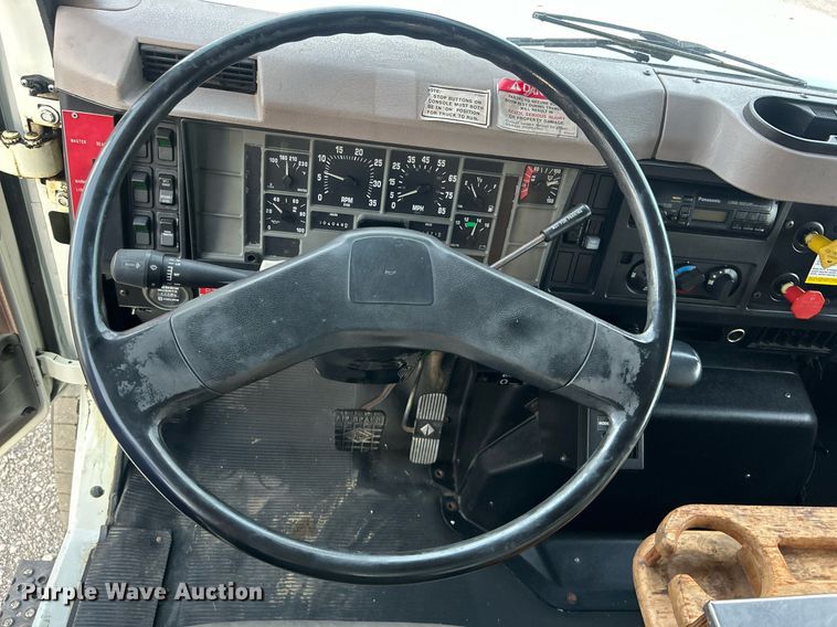 image for item EG1000 1998 International  4900 crane truck