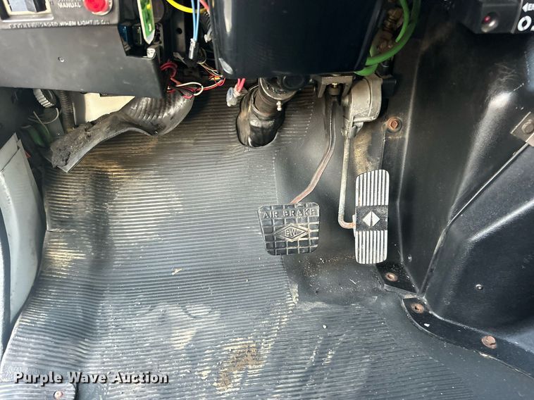 image for item EG1000 1998 International  4900 crane truck