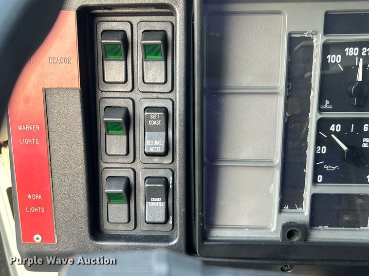 image for item EG1000 1998 International  4900 crane truck