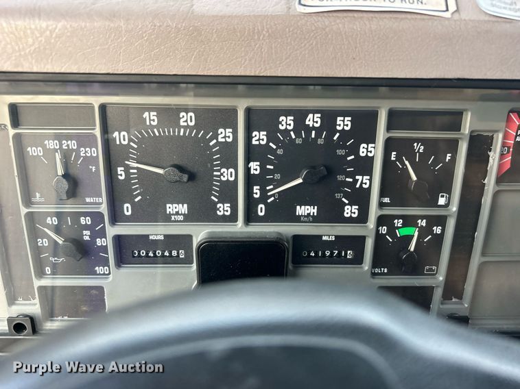 image for item EG1000 1998 International  4900 crane truck