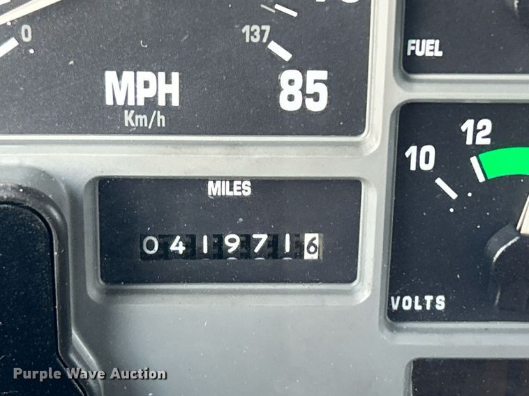 image for item EG1000 1998 International  4900 crane truck