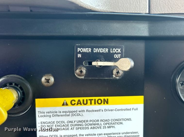 image for item EG1000 1998 International  4900 crane truck