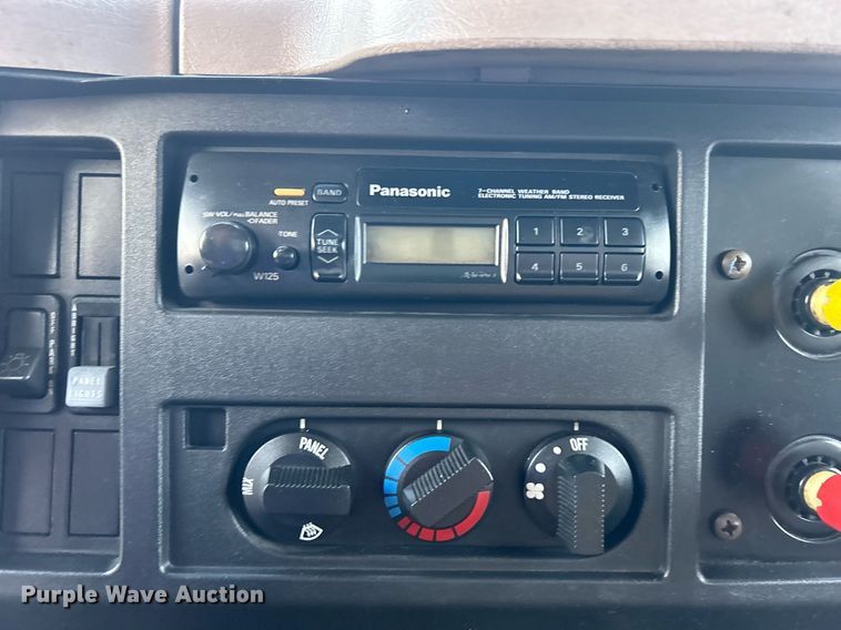 image for item EG1000 1998 International  4900 crane truck