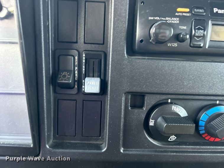 image for item EG1000 1998 International  4900 crane truck