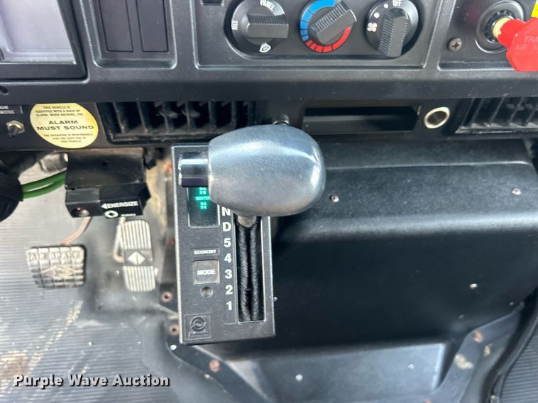 image for item EG1000 1998 International  4900 crane truck