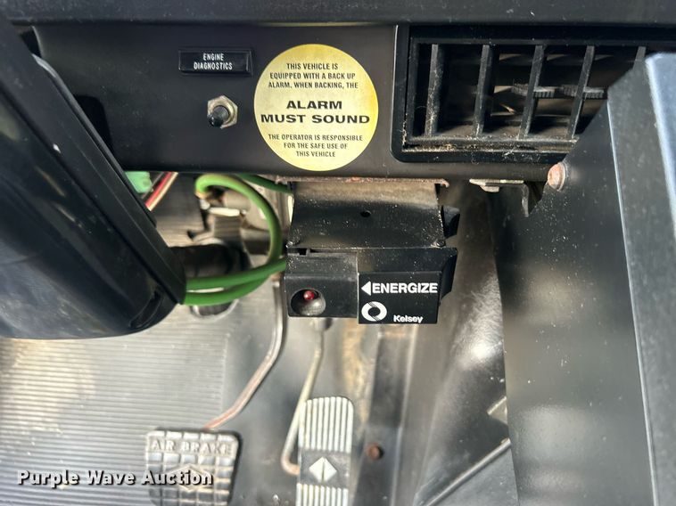 image for item EG1000 1998 International  4900 crane truck