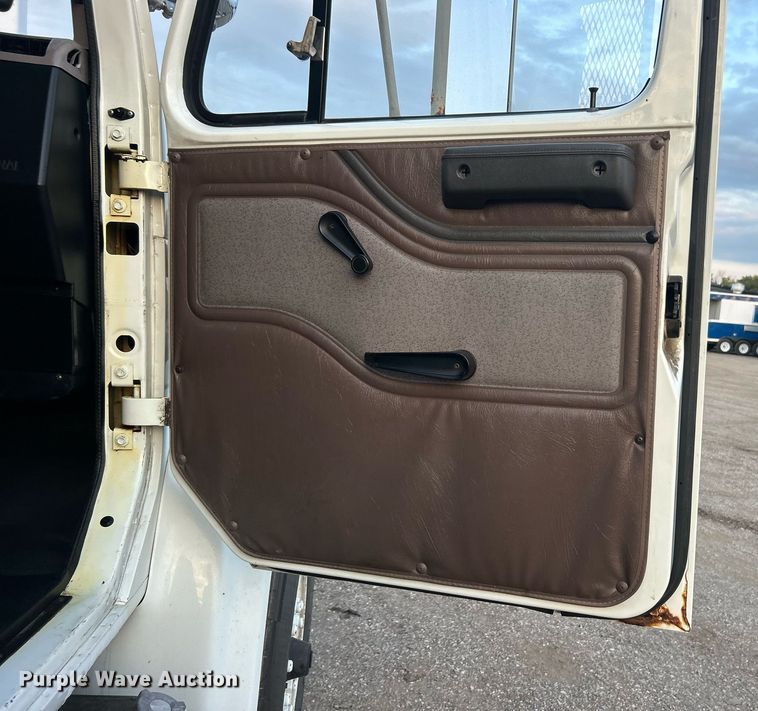 image for item EG1000 1998 International  4900 crane truck