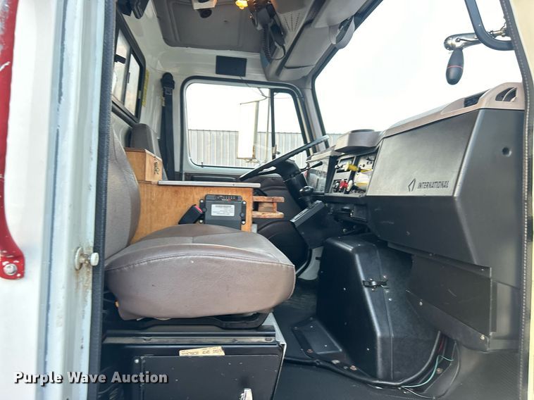 image for item EG1000 1998 International  4900 crane truck