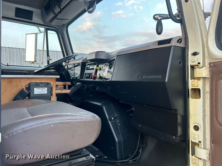 image for item EG1000 1998 International  4900 crane truck