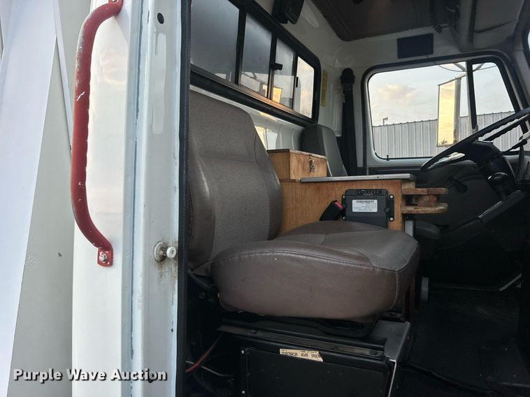 image for item EG1000 1998 International  4900 crane truck