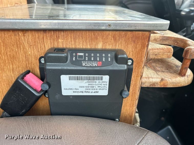 image for item EG1000 1998 International  4900 crane truck