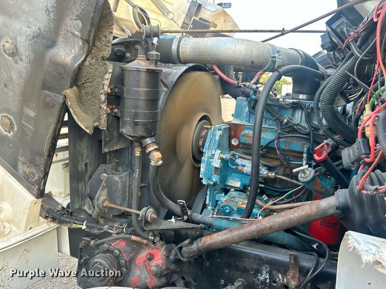 image for item EG1000 1998 International  4900 crane truck