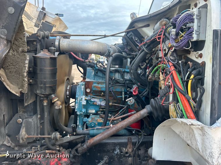 image for item EG1000 1998 International  4900 crane truck