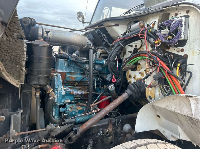 image for item EG1000 1998 International  4900 crane truck