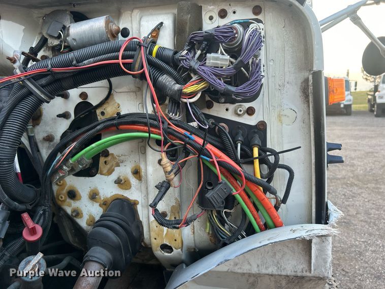 image for item EG1000 1998 International  4900 crane truck