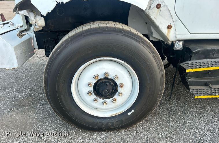 image for item EG1000 1998 International  4900 crane truck