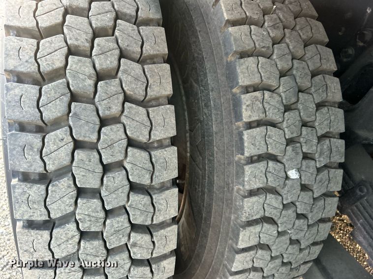 image for item EG1000 1998 International  4900 crane truck