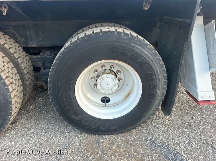 image for item EG1000 1998 International  4900 crane truck