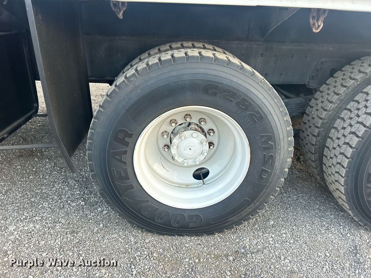 image for item EG1000 1998 International  4900 crane truck